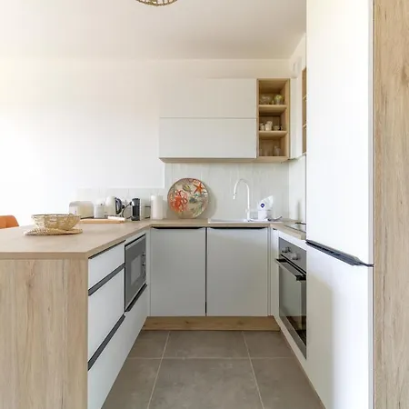 Appartement Select'sohome - T2 Pour 4 Personnes A Saint-clair Au Lavandou Avec Vue Mer, Piscine Et Parking Prive - 180sud-c02 *